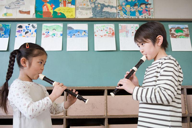 一个男孩和女孩在玩笛子