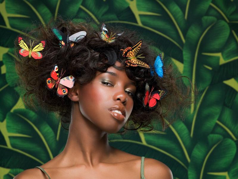 绿叶背景墙前时尚的非洲美女