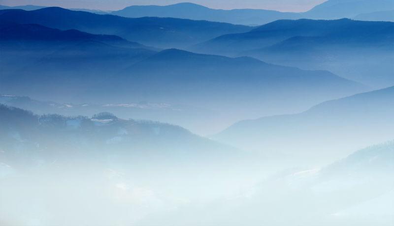 冬日有雾的连绵起伏的山峰