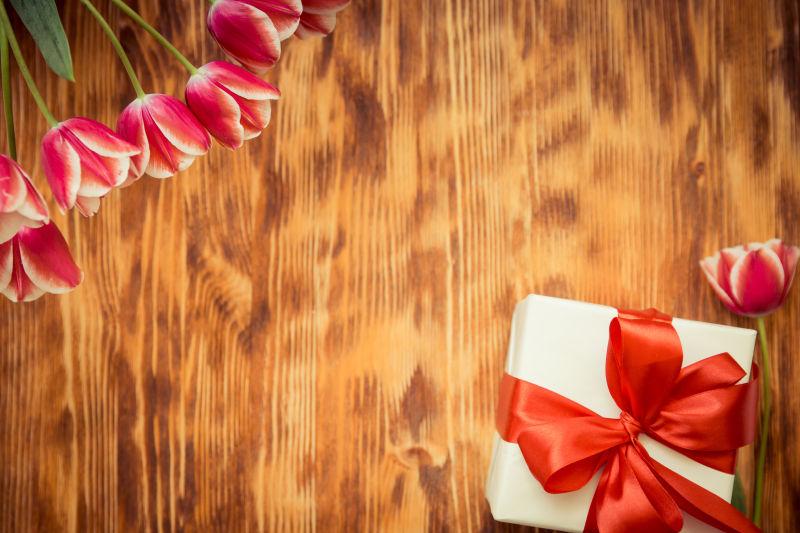 木板上的花束与礼品盒