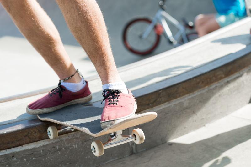 城市街头玩滑板特技的年轻人