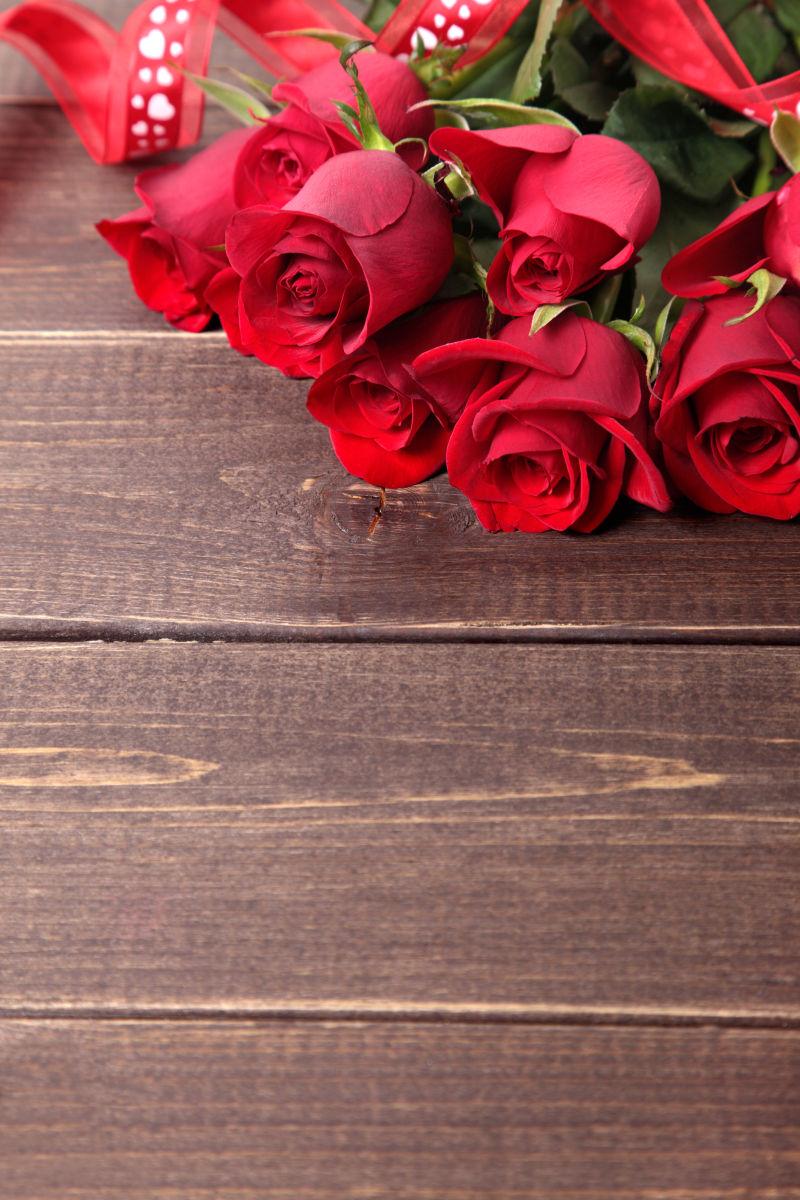 木板上的情人节红玫瑰