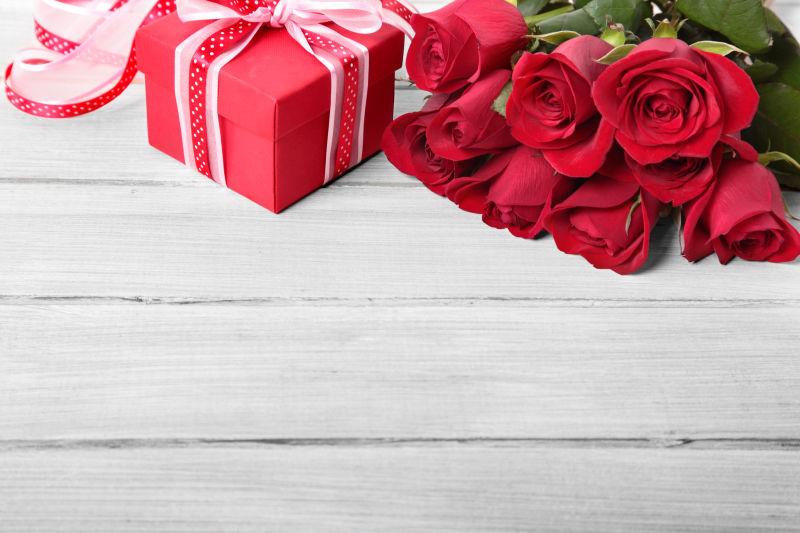 情人节礼物盒和红玫瑰