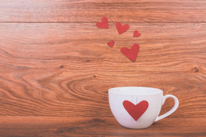 木板上的红心和咖啡杯子