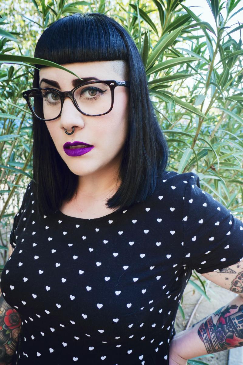 有纹身戴着鼻环的美女