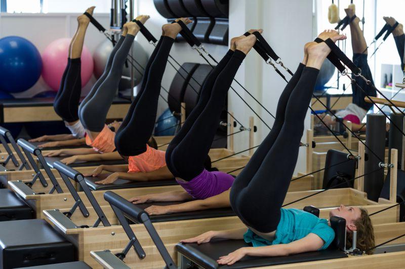健身房背景中做肌肉控制的女子组
