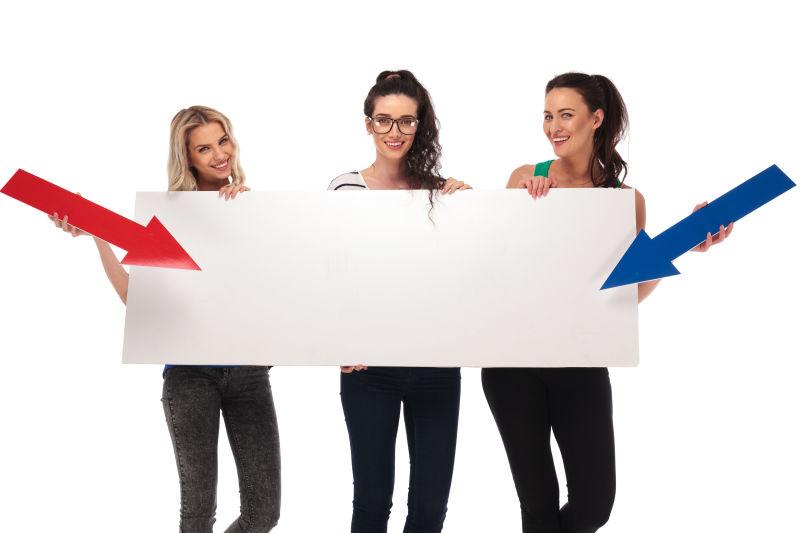 白色背景上三个拿着空白广告牌和箭头的美女