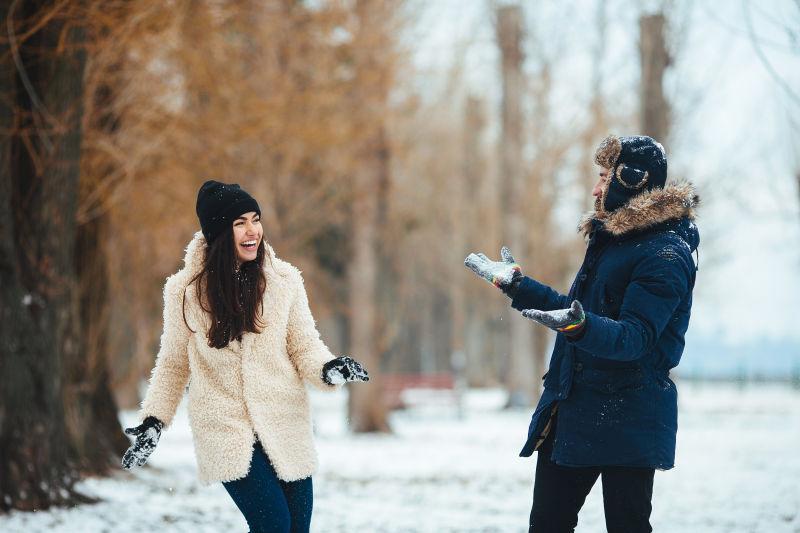 公园里男孩和女孩玩雪