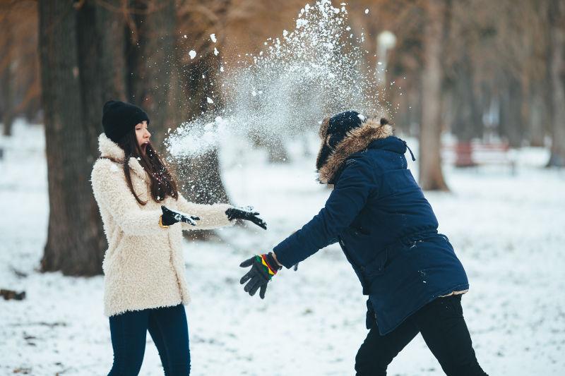 男孩和女孩玩雪