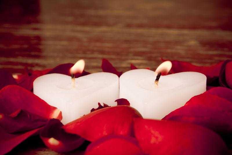情人节蜡烛在玫瑰花瓣
