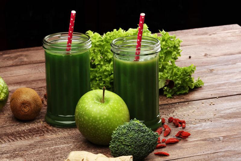 绿色的健康蔬菜水果冰沙和配料