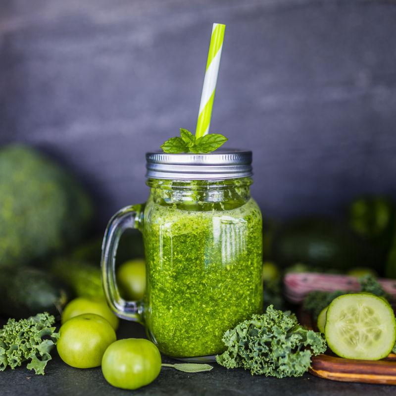 玻璃瓶里绿色蔬菜水果冰沙