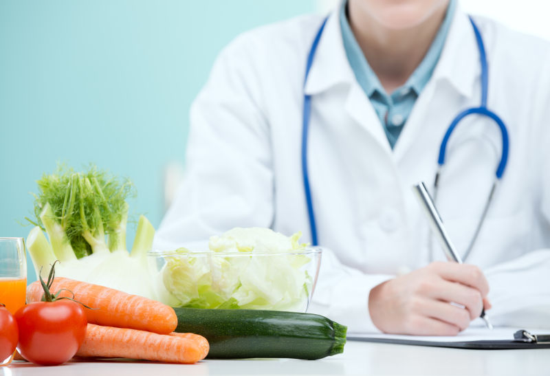 营养学家医生桌子上放着的蔬菜