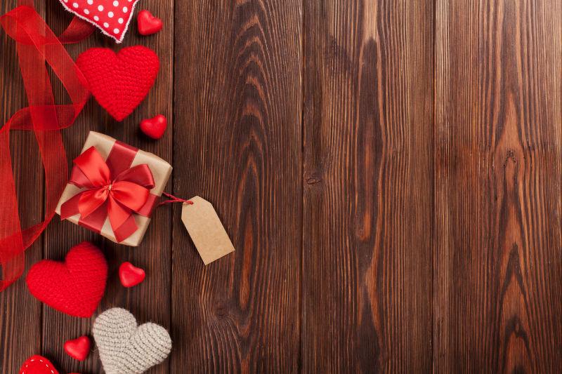 木制背景中的情人节装饰和礼物