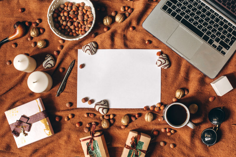 棕色布料上的坚果笔记本电脑咖啡鲜花礼品墨镜