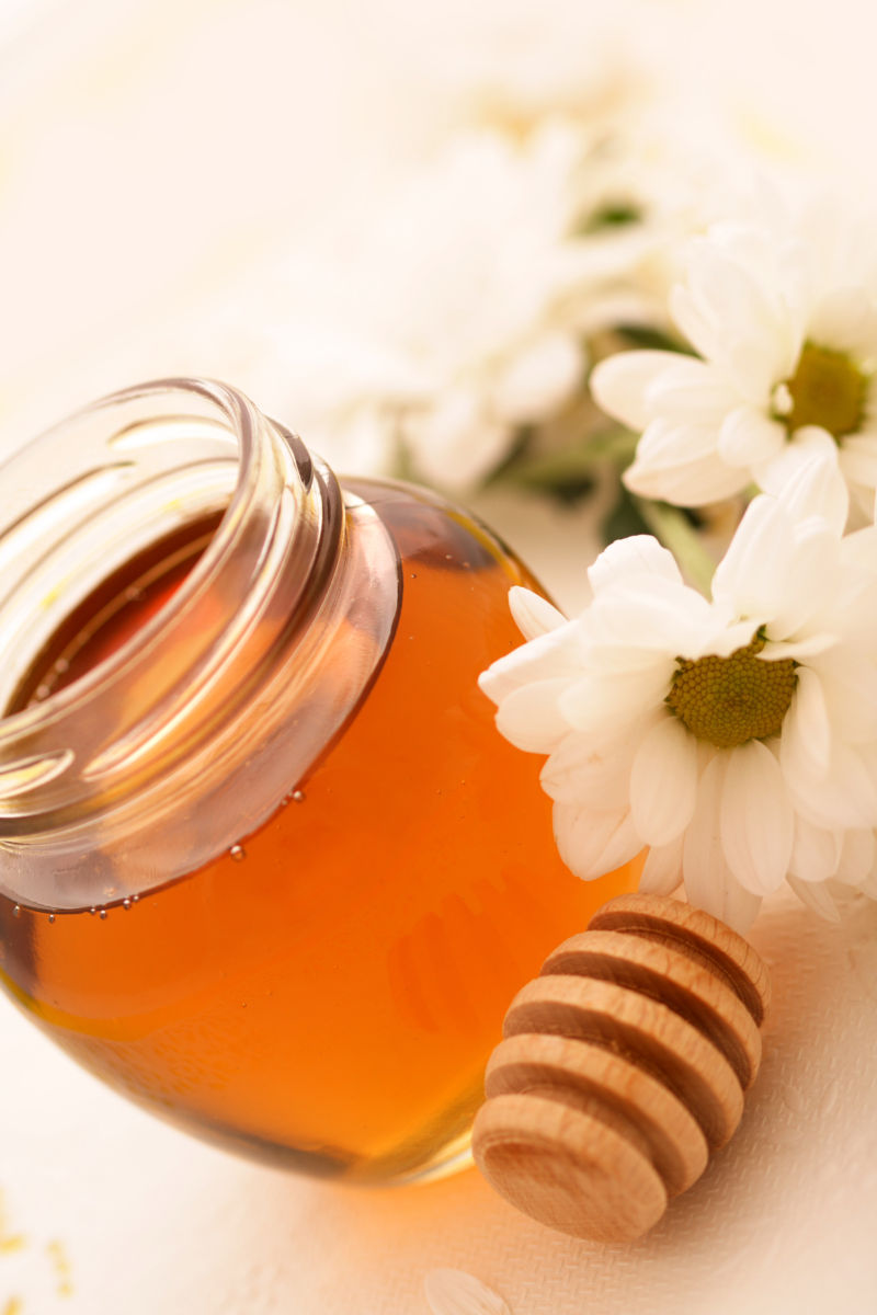 罐子里的蜂蜜和白色的花
