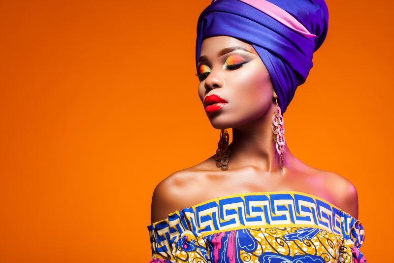 橙色背景下的非洲浓妆女人