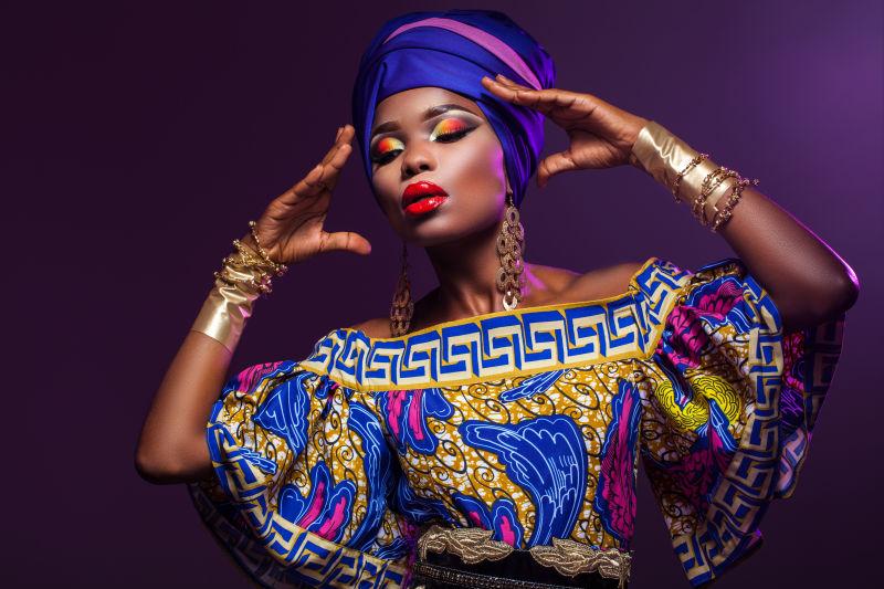 双手抱头的非洲女人穿着晚装