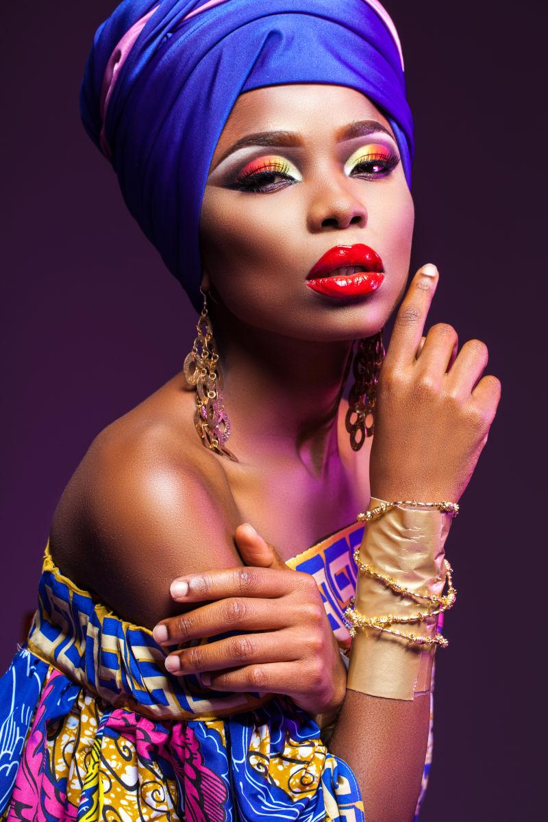 穿着晚装的非洲女人拥有完美的妆容