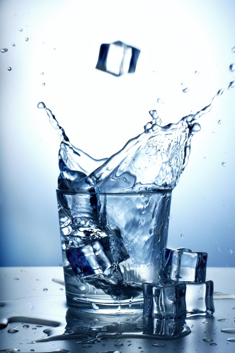 一杯溅水冰块的水