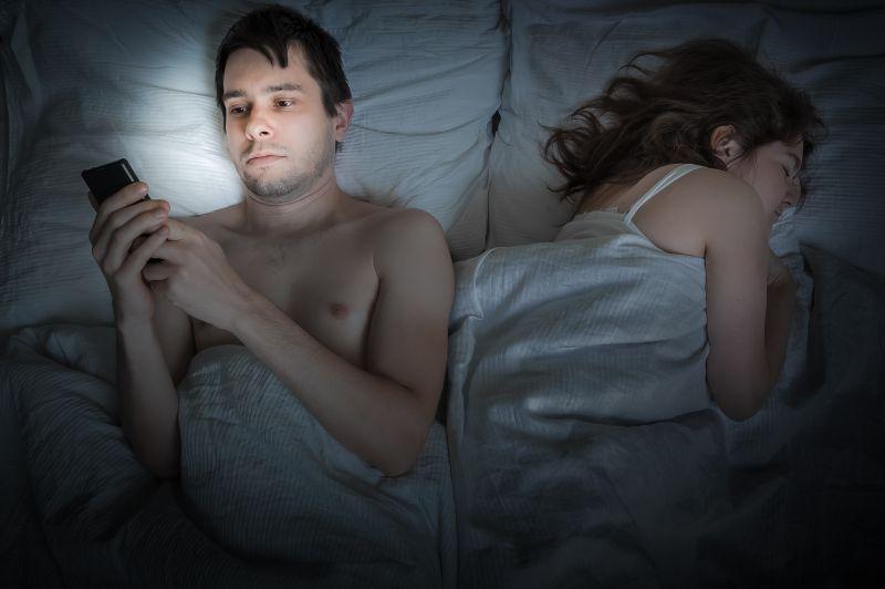 年轻人躺在床上和女友上床