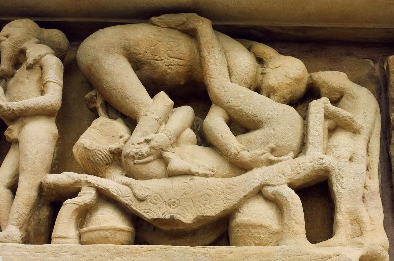 情侣在印度著名的克久拉霍寺石雕上