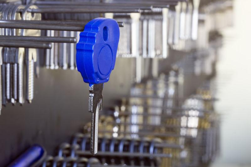 蓝色钥匙与车间里的其他钥匙