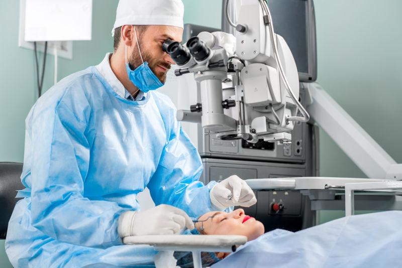 手术室手术显微镜下手术治疗女性患者的眼部手术