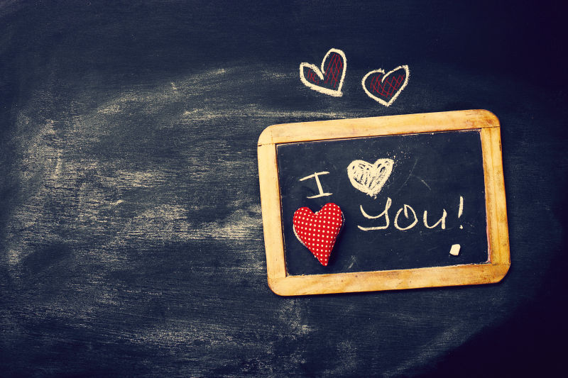 在黑板上画着爱心与英文字母