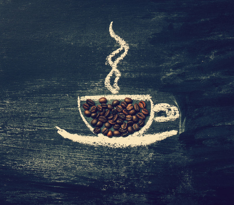 黑板上画着一杯咖啡撒着咖啡豆