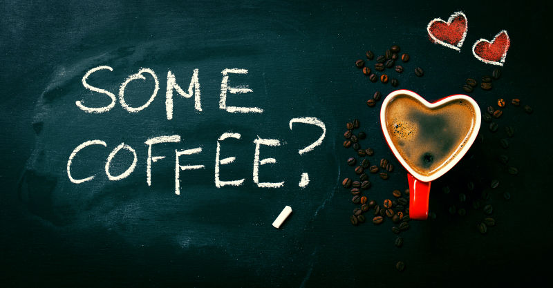 黑板上的心形红杯子与浓咖啡