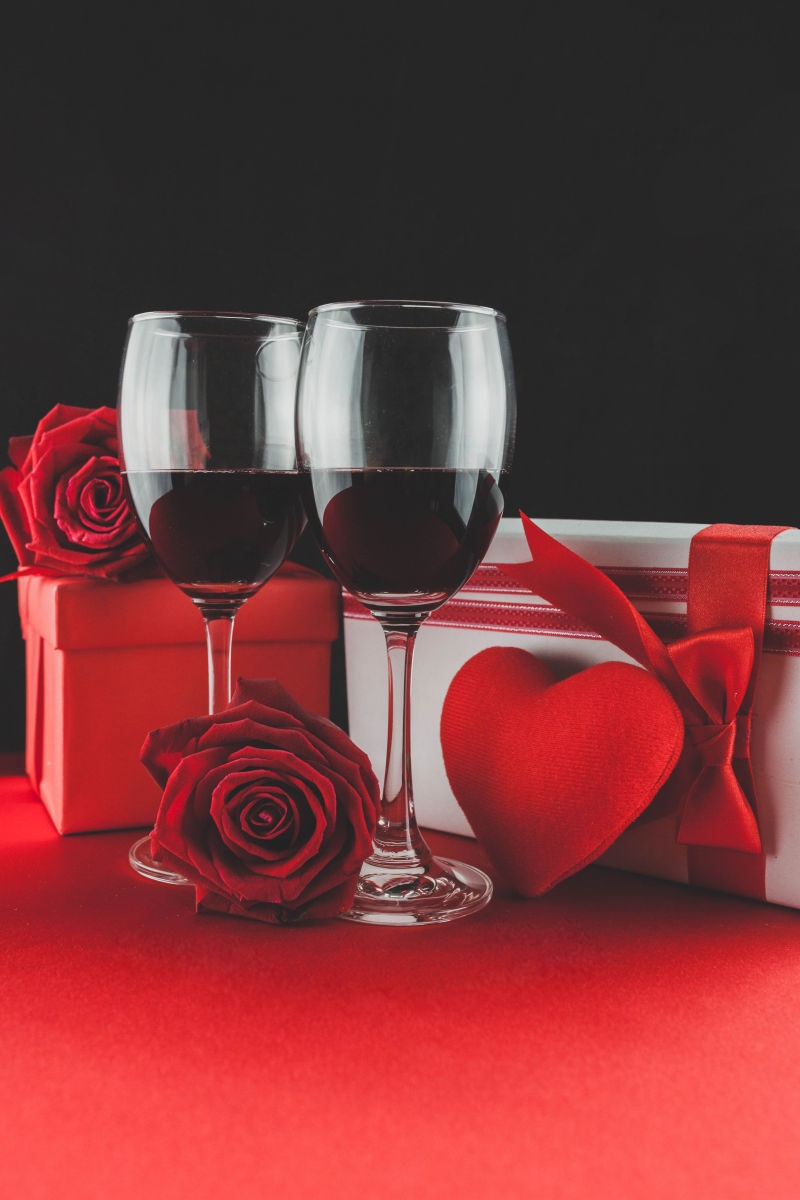 情人节中的红酒与礼物