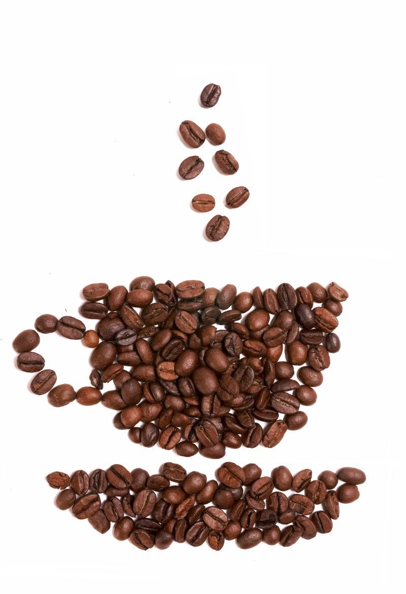 白色背景下咖啡豆构成的咖啡杯