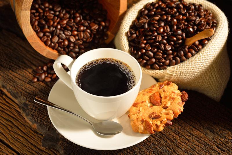 新鲜咖啡豆和美味的咖啡