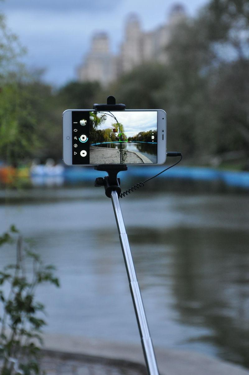 在公园里手机拍摄风景湖