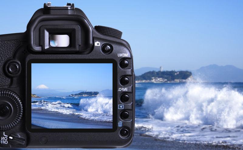 数码相机拍摄大海和远处的山