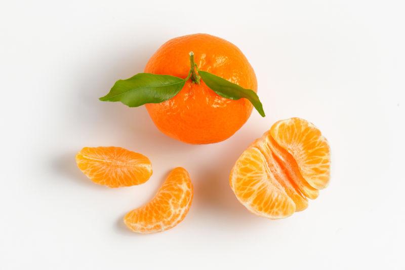 白色背景下的分离的橘子