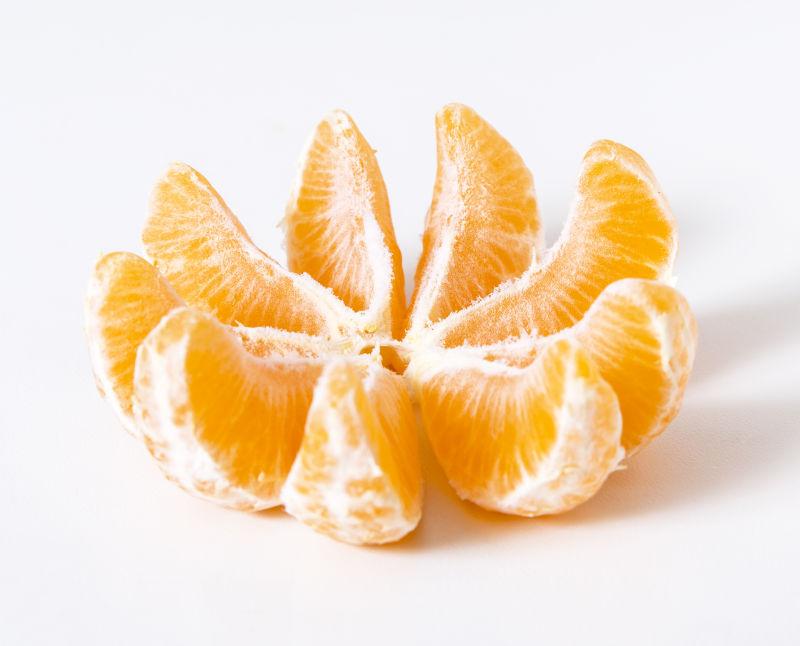 分瓣的橘子在白色背景下