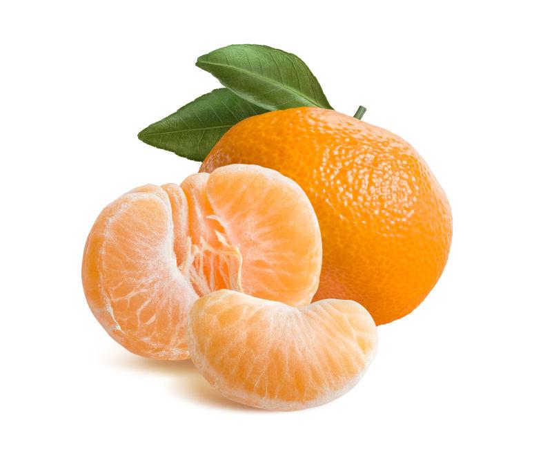 削皮半白切片的橘子在白色背景下