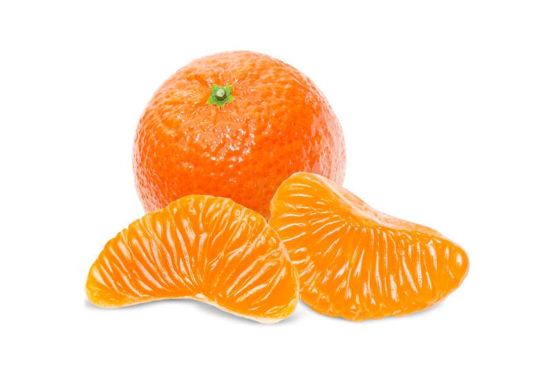 白色背景下多汁的橙色橘子