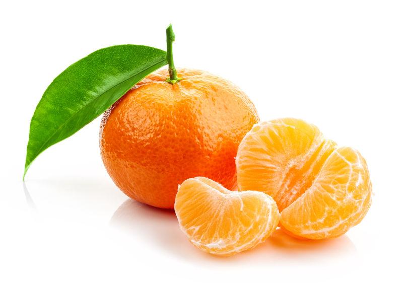 白色背景下的新鲜的橘子和切半橘子