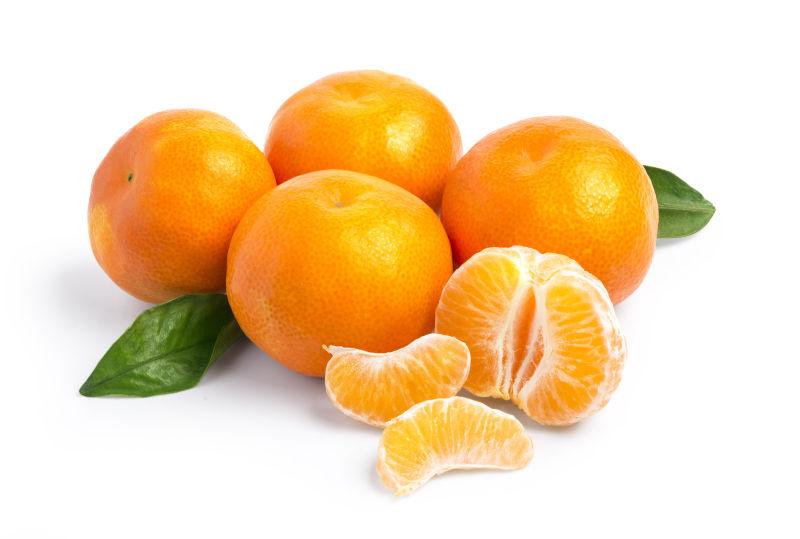 成熟的柑橘和树叶在白色背景下