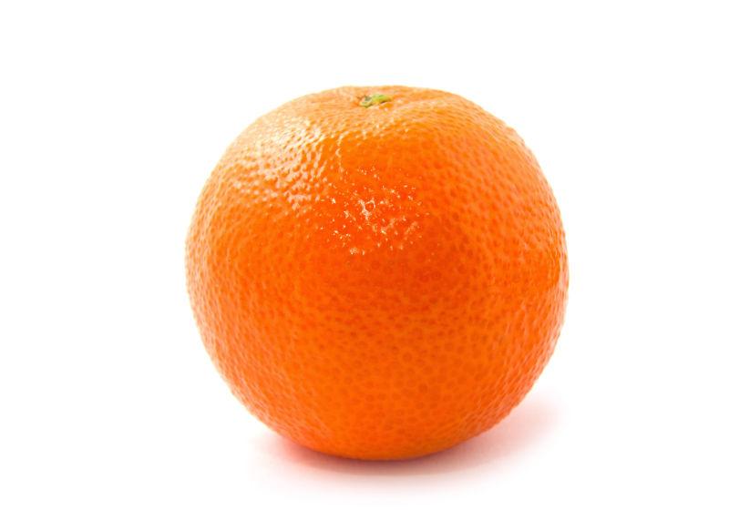 白色背景下的一个橘子