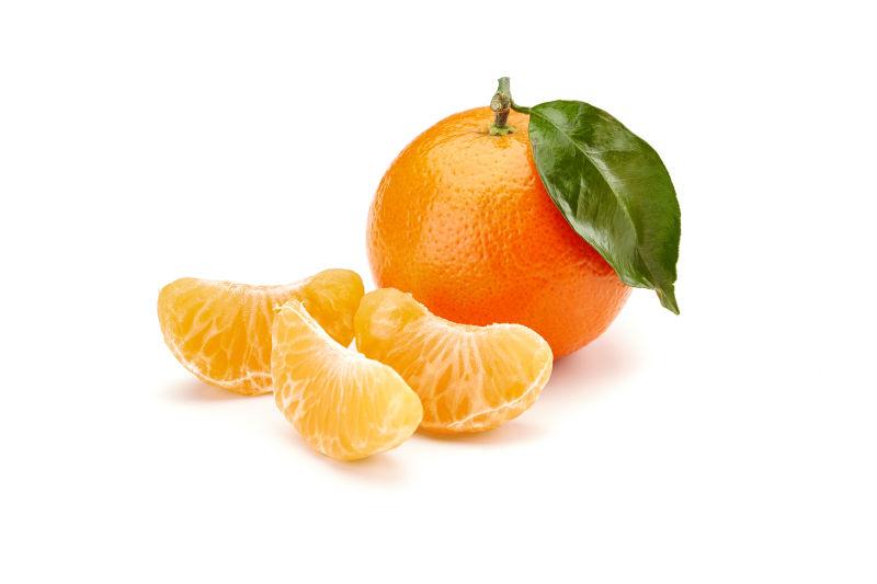 白色背景下的新鲜柑橘