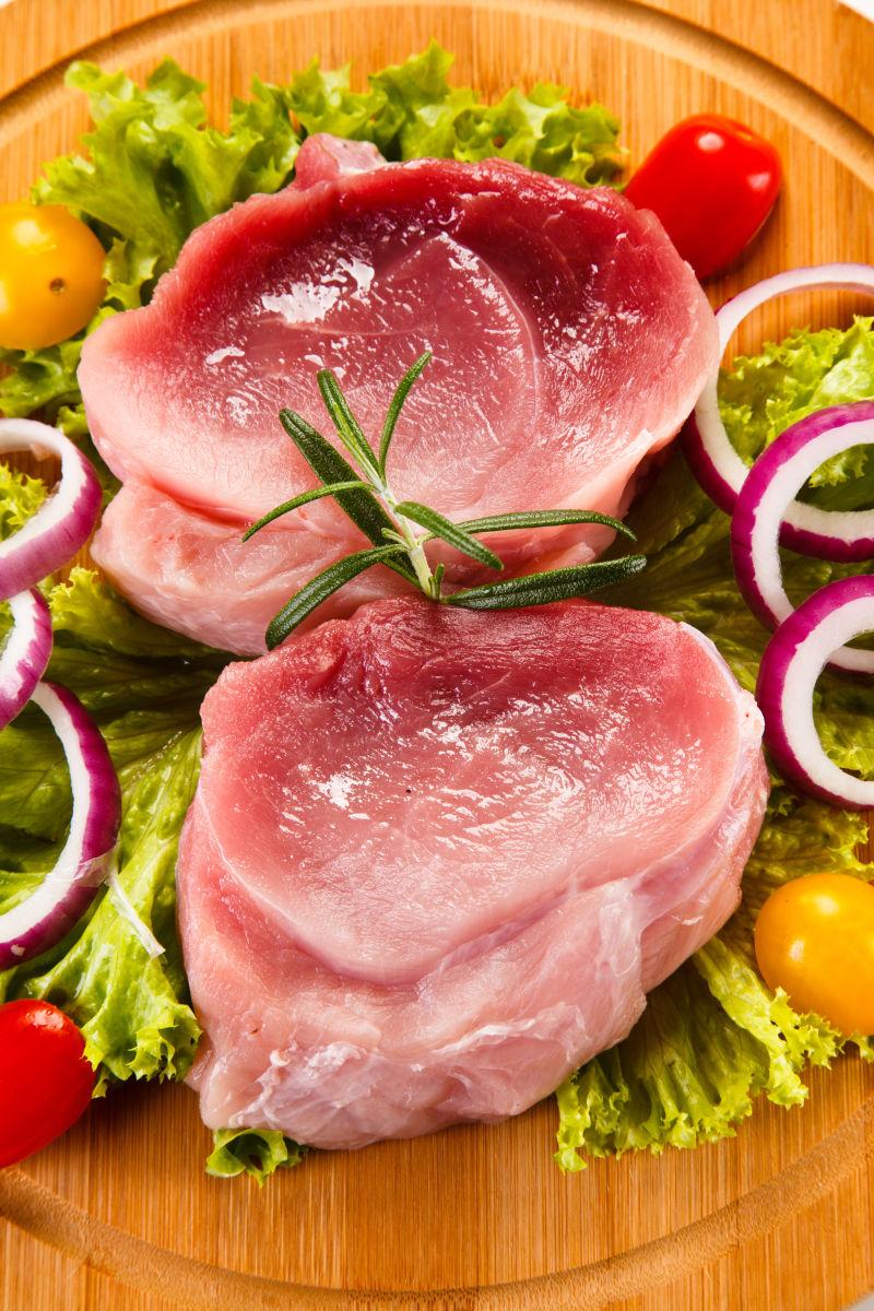 切肉板和蔬菜上的生肉