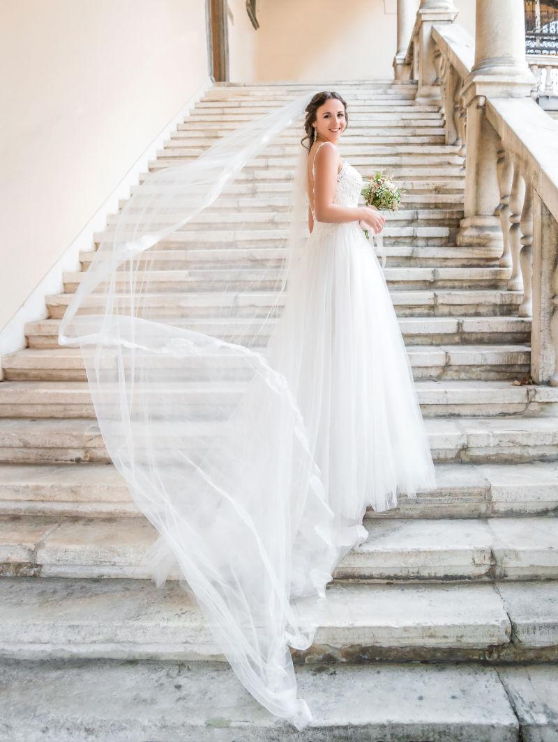 台阶上幸福的新娘