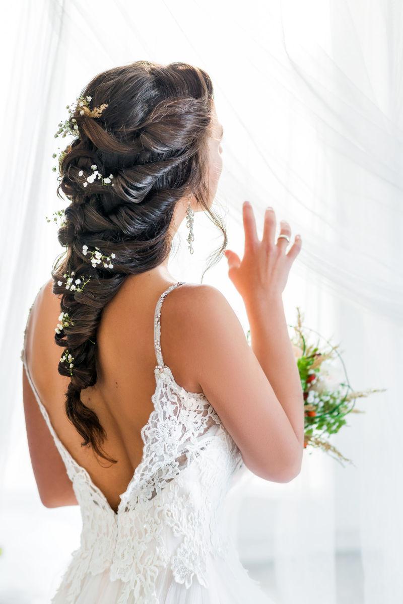 美女新娘时尚的发型