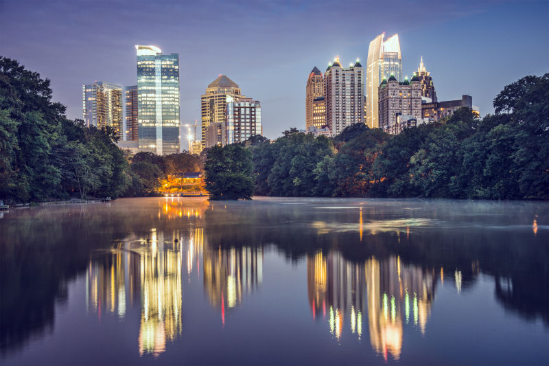 夜晚的城市与湖面