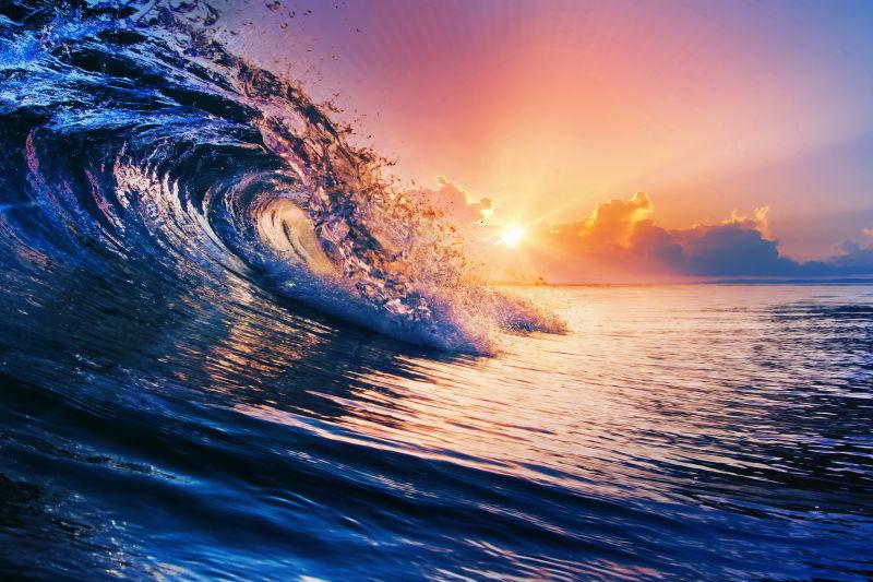 夕阳下海洋的波浪