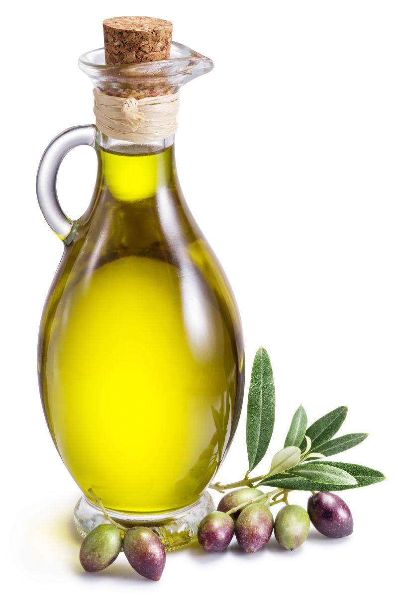 白色背景中的一瓶橄榄油和浆果